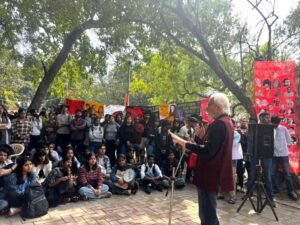 Bucket filled with water thrown at historian Irfan Habib during speech at Delhi University.